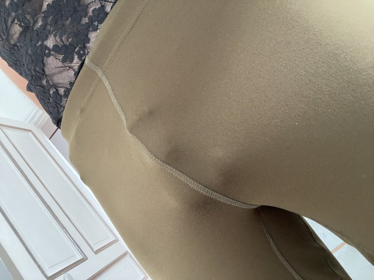 amespieds's tweet photo. Partie en week-end avec ma sœur, forcément le soumis inutile en cage pour l’occasion !
Et en plus ça se voit sous ton pantalon de sport, j’adore ���� https://t.co/IxuCYpLAsv