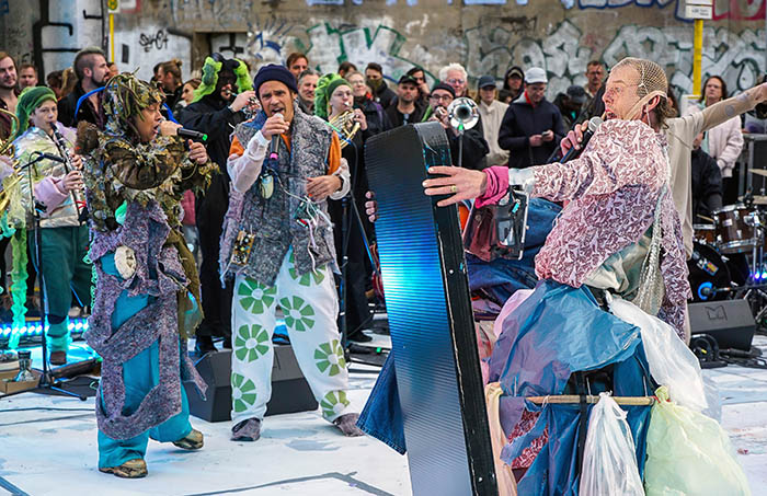 UmbruchB's tweet image. Am 8. Oktober 2023 fand das musikalische Happening „DER TURM STÜRZT EIN!“ an der Warschauer Brücke statt – Performance und  Protest gegen Big-Tech, Verdrängung, Überwachung und Ausbeutung in unserer Stadt. Fotos: umbruch-bildarchiv.org/amazon-der-tur…
#berlinvsamazon #amazon