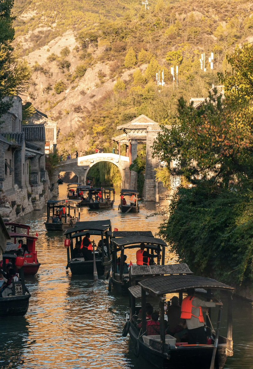 Gyoouv's tweet photo. 🍁 Exploring Gubei Water Town near Beijing: A golden autumnal fairytale with ancient charm, hot springs, and the Simatai Great Wall. Savor fall flavors, capture golden hues, and relax in nature’s embrace. A must-visit this season! 📸🍂 #GubeiWaterTown #AutumnInChina https://t.co/BzGdi7zDEO