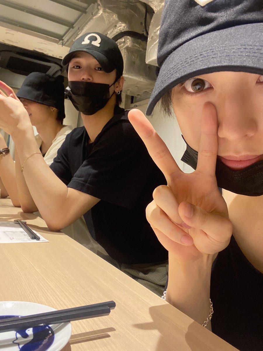 andTEAM_members's tweet photo. 僕の唯一の兄K형
守るどころか守られることの方が多かったり、なんて時々思います。
時に大胆で、時に冷静なK형を見ていて、毎日毎日学ぶことだらけです。
その情熱をいつまでも持ち続けて、これからもずっと僕達&TEAMに欠かせない存在でいてください。
そしてずっと僕の兄でいてくださいな。
誕生日おめでとう！！！👑
#andTEAM #FUMA
#HAPPY_K_DAY