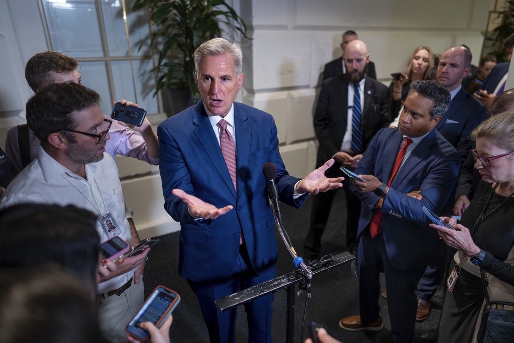 allenanalysis's tweet image. Kevin McCarthy's brother-in-law obtained $7.6 million in federal contracts through false claims of Native American heritage. 

While Republicans seek to impeach Biden over his family's actions, McCarthy's family engaged in deceit to mislead the public by misrepresenting their…