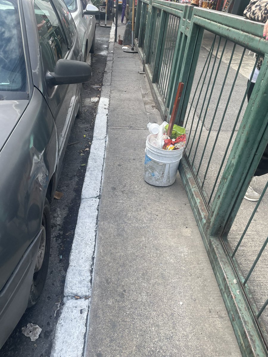TERESHARAPOVA's tweet photo. En la calle Mier y pesado 245 afuera del jardín, mucha basura y nada de limpieza de la deleg. Por favor ayúdenos, es entrada de niños y es un asco @BJAlcaldia y el dueño de la calle el que cobra los lugares @STaboadaMx  las protecciones rompiéndose https://t.co/eDAwKa3Uso