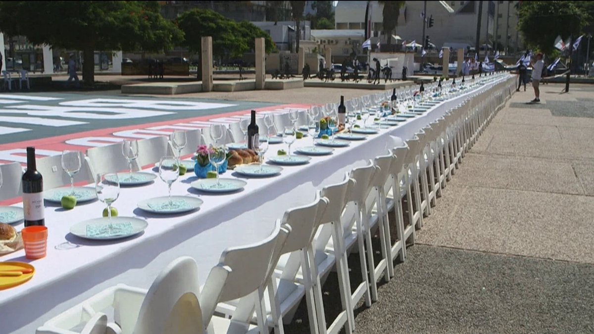 BFMTV's tweet image. À Tel Aviv, une table dressée pour shabbat avec 203 chaises vides symbolisant les otages du Hamas
l.bfmtv.com/90I