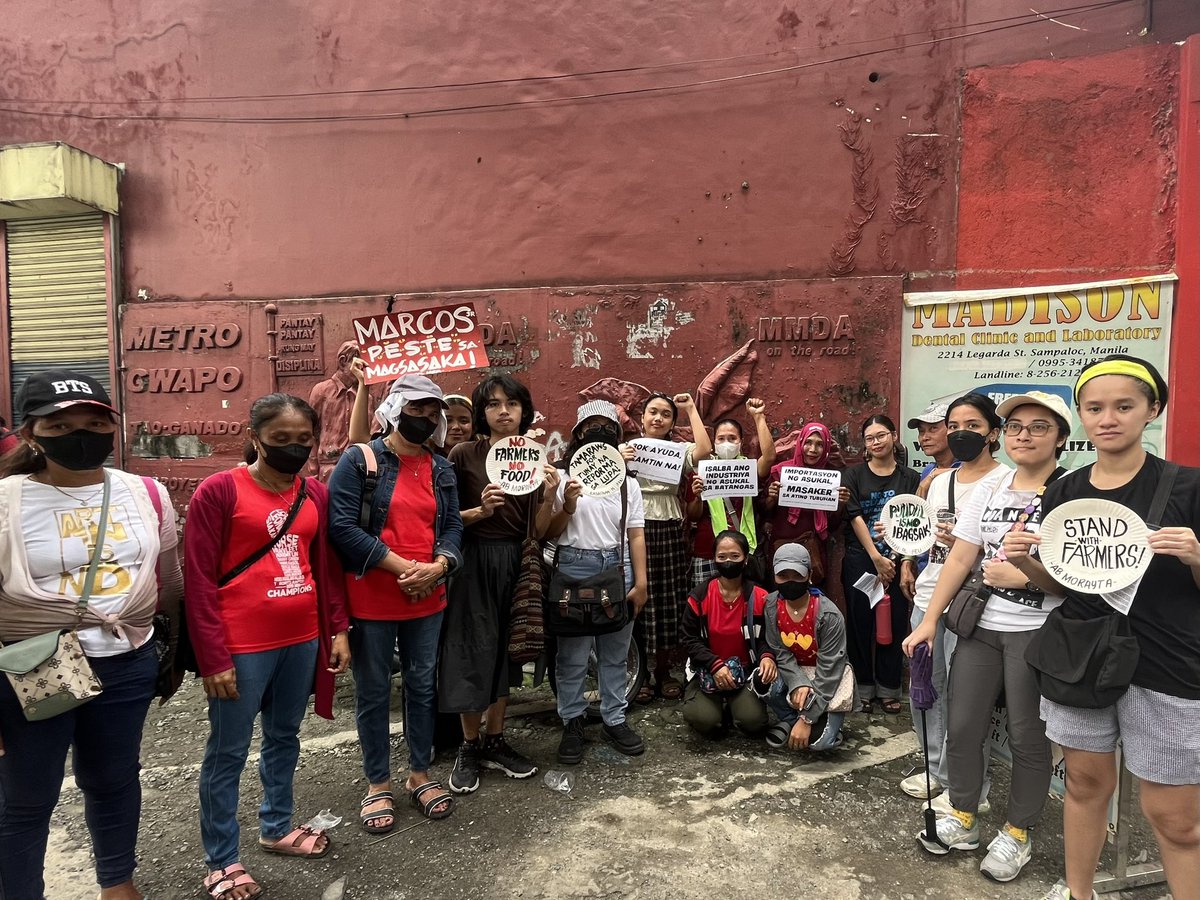 AnakbayanFEUIAS's tweet photo. TAMARAWS FIGHT FOR LAND, JOB AND JUSTICE! 👩‍🌾🌾

"Gusto namin ipamahagi yung kaalaman namin pero pinipigilan ng mga sundalo. Natatakot yung mga tao. Gusto nila magsalita pero tinatakpan yung bibig." — Nanay Emelda ng Sugarfolks Unity for Genuine Agricultural Reform https://t.co/HBgZHFNwzR