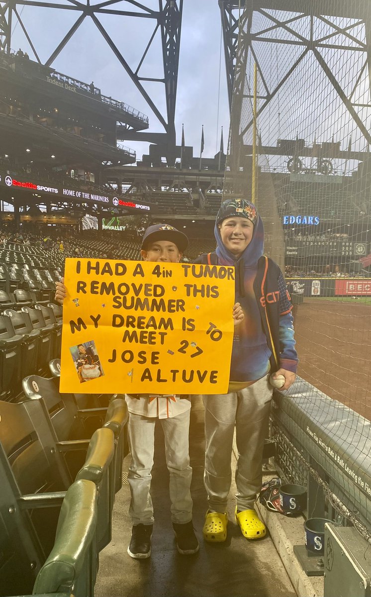 charles_flood's tweet photo. @JuliaMorales I watched this happen in Seattle — Jose really is a very nice guy. https://t.co/eLwGutl4Eb