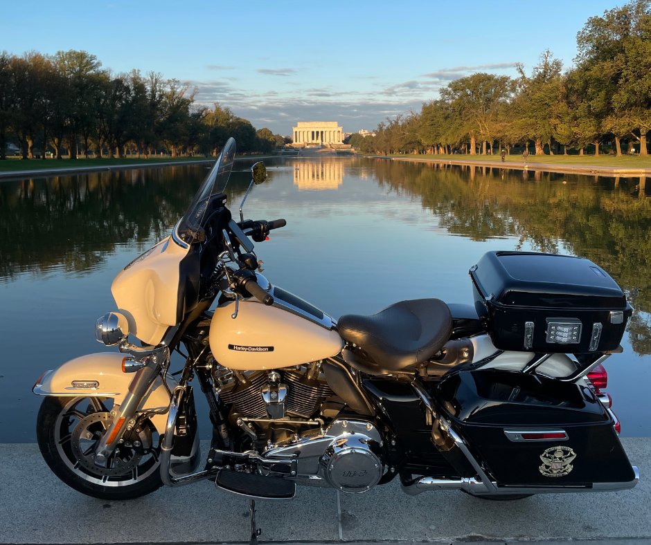 usparkpolicepio's tweet photo. Patrolling #iconic sites during #fall on the @nationalmallnps is amazing! USPP officers look forward to welcoming visitors from around the world as they enjoy the natural beauty of the season 🍂!
#motorcycles #policemotorcycle #washingtondc https://t.co/Xn4wwZK2u9