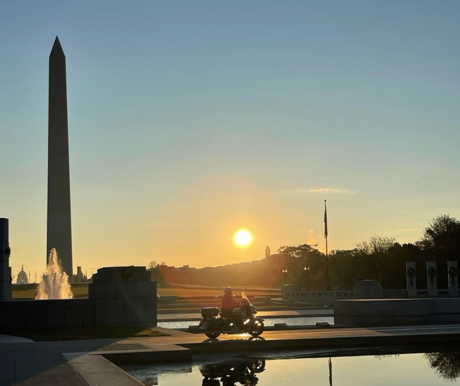 usparkpolicepio's tweet photo. Patrolling #iconic sites during #fall on the @nationalmallnps is amazing! USPP officers look forward to welcoming visitors from around the world as they enjoy the natural beauty of the season 🍂!
#motorcycles #policemotorcycle #washingtondc https://t.co/Xn4wwZK2u9