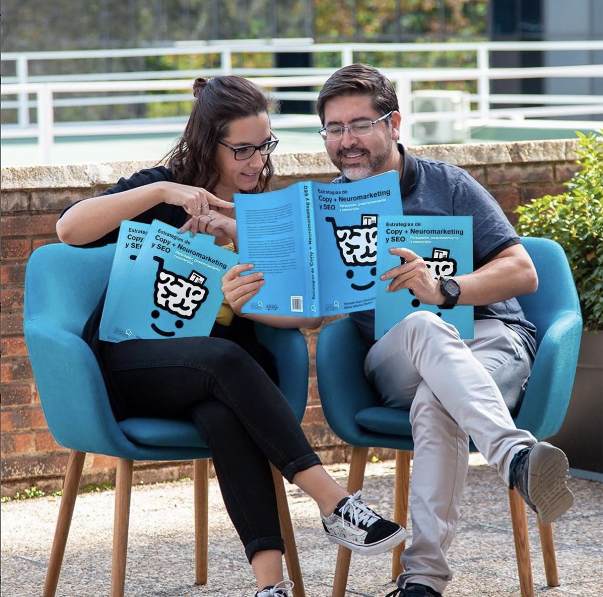 clickcreators_'s tweet photo. ¡Desbloquea el poder del #Copy, #Neuromarketing y #SEO con este libro de @FerRubioA  y @SalimaSanchez  💡 400 páginas de magia para persuadir, posicionar y convertir. 🚀📚

¡Tu próxima estrategia ganadora está a solo unas páginas de distancia!💥#CopyGurús

https://t.co/OJLdbELCNI https://t.co/Mk8XNVOHnj
