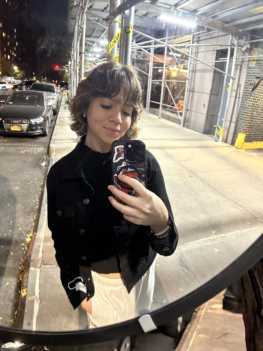 queerfckry68's tweet photo. besties i got bangs now all i have to do is sign a lease in park slope https://t.co/bvpIYPFsMQ
