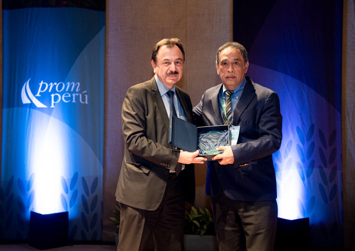 SNIndustrias's tweet image. El gerente de Estudios Económicos y Sociales de la #SNI, Antonio Castillo Garay, también fue reconocido por su contribución a @PeruMODA y a la promoción de la oferta exportable del sector textil y confecciones.

#PeruModaDeco #IndustriaTextil