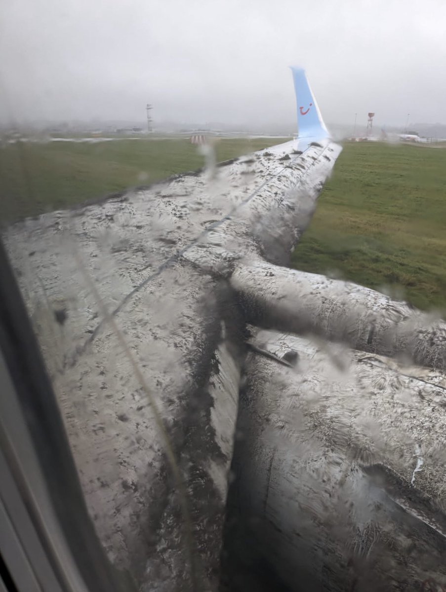 Luckily everyone OK, but I bet this was a scary moment for those on board. 

TUI flight today from Corfu to Leeds Bradford.