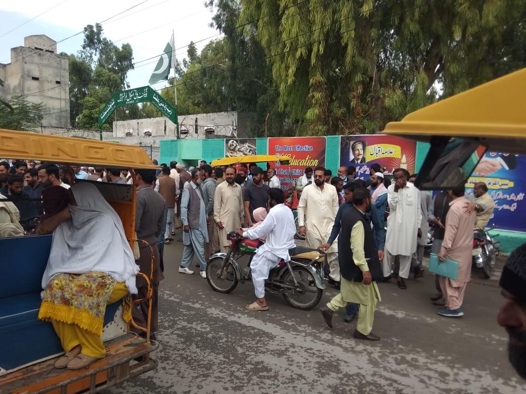 Lubnamaqsood3's tweet photo. Privatization of government schools only widens the gap between the privileged and the underprivileged.

#تعلیم_بچاؤ_تحریک https://t.co/Z5TvjZizYI