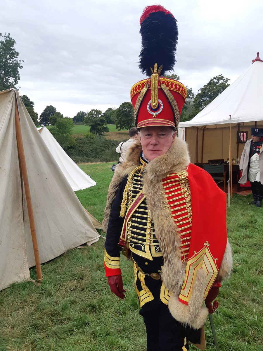Someone is trying very hard to remain discreet on the battlefield...Move on, nothing to see here.

On s'efforce de rester discret sur le champ de bataille... Passez votre chemin, rien à voir ici.

#Napoleonic #napoleonicwars #livinghistory