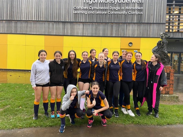 Wednesday night Hockey Vs Maesyderwen. Despite the poor weather, the girls won the game 10 - 0.
TEAM: Menna Fergusson, Emma Perry, Libby Morgan, Meg Davies, Pippa Harris, Isla McAllister, Lauren Davies, Neeve Burnett, Tamzin Davies-Bowen, Meg McDonough, Polly Evans, Celyn Owen.