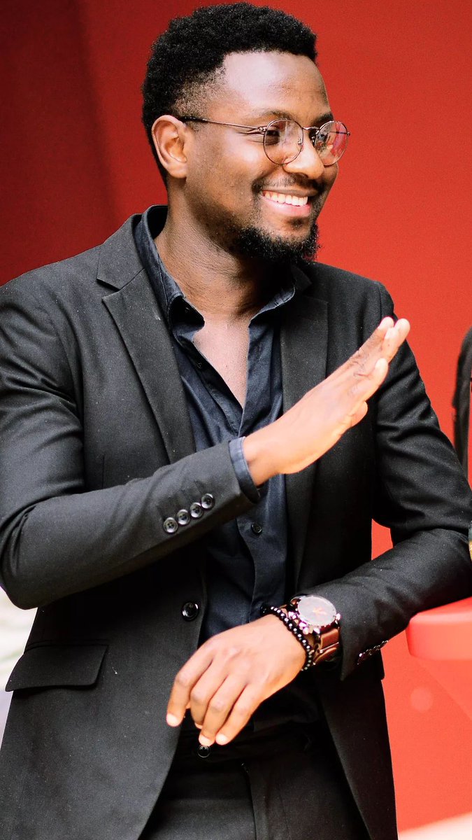 amhypa's tweet image. ...just smile and wave