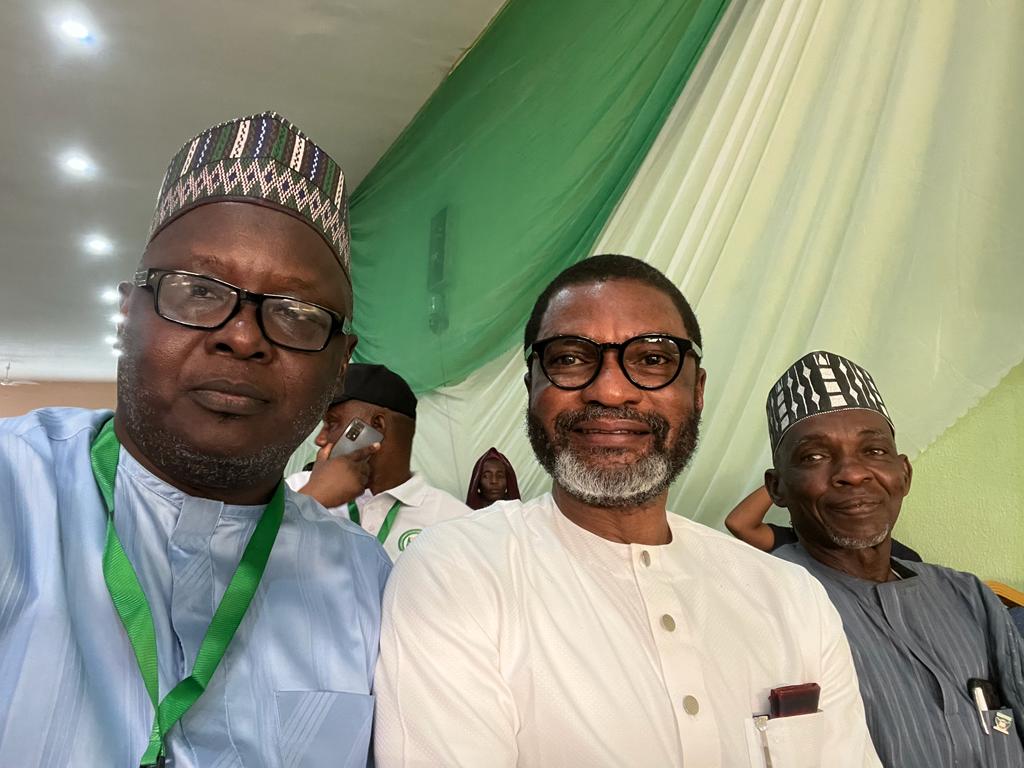 FrankNwekeII's tweet photo. With my classmates from the Class of '82.
Mohammed Hamadina, PhD, and Habib Umar, our Resident Comedian at the time. π
Such a nostalgic feeling.
#FEGOCOMOSA #FGCMAt50 #UnitySchools #EducationInNigeria https://t.co/T8c7KeXYyS