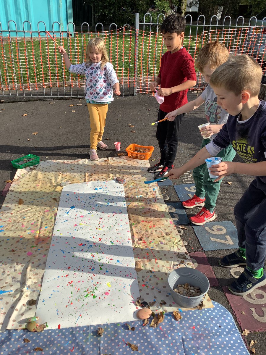 Year 2 have had a busy week and worked collaboratively to create an action painting in the style of Jackson Pollack. 🎨
