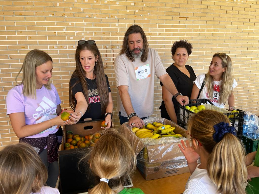 CeipMirador's tweet photo. CARRERA SOLIDARIA CONTRA LA LEUCEMIA INFANTIL
Las familias del colegio del Mirador han recaudado 700€ para la investigación contra la leucemia infantil. Agradecemos al AMPA, a @FrutasSamper y Pedro Luengo por la donación de frutas y a @unoentrecienmil por la oportunidad. CLS ❤️ https://t.co/Tq5Fv94bug