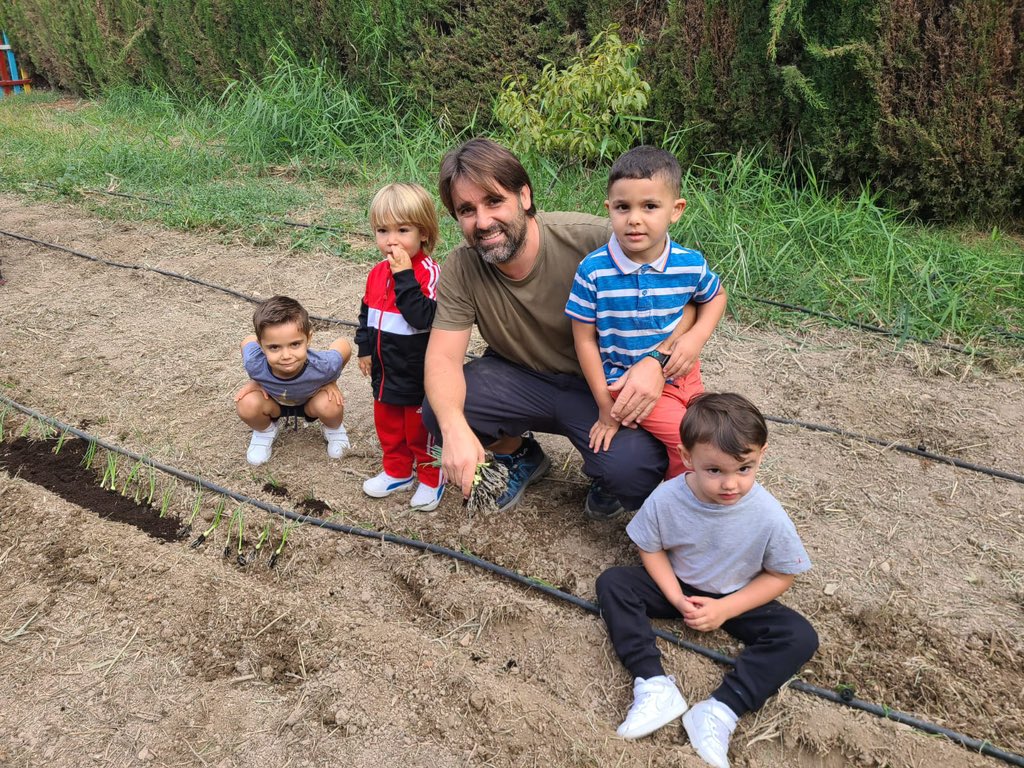 CeipJoseMarin's tweet photo. #Resumen de la semana: puesta en marcha de nuestro #huertoescolar gracias #Ascopas por vuestra continuada colaboración y a nuestros papis y abuelos: Francisco Diego, Santi, Manolo y Tito. https://t.co/8il4dPf4YZ