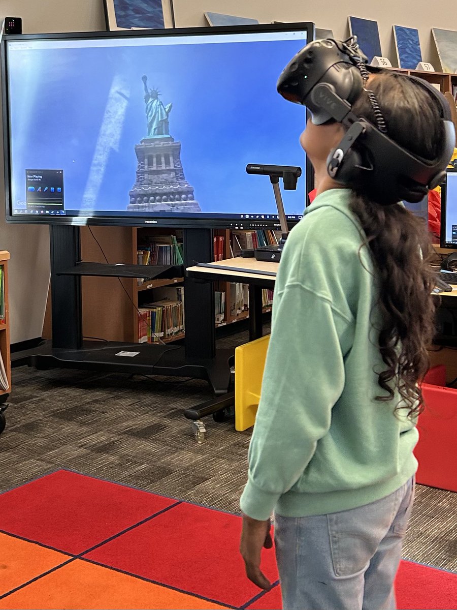 LibraryMcmicken's tweet photo. 5th graders are learning about the history of immigration in our country and visiting the Statue of Liberty via #VR #librarylife #ilovemyjob #highlineschools https://t.co/RtGCUW1yIG