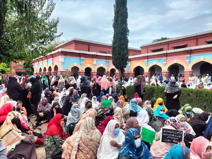 VOT_official_PU's tweet photo. Government schools are not for sale. They're the bedrock of a literate society. Privatization undermines the vision of equal opportunity through education. Let's stand against this sellout of our collective future. 
#تعلیم_بچاؤ_تحریک https://t.co/JUaA7fUdc3