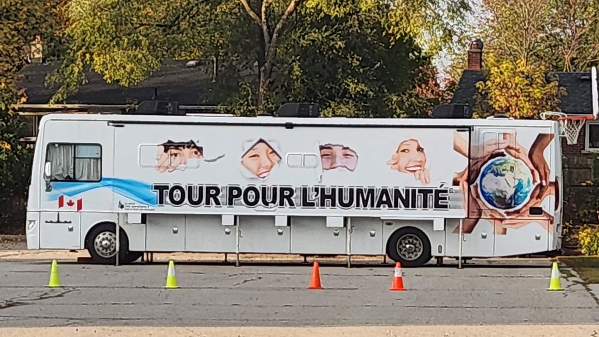 TrusteeBaxter's tweet photo. Grateful to be invited to a @CanadianFSWC Tour for Humanity presentation at a wonderful local school and witness students' commitment to #NeverAgain. Atrocities don't happen because of just one person or one group's hate and terror. Those of us with a voice must not be silent. https://t.co/cOhYa2Zzmm