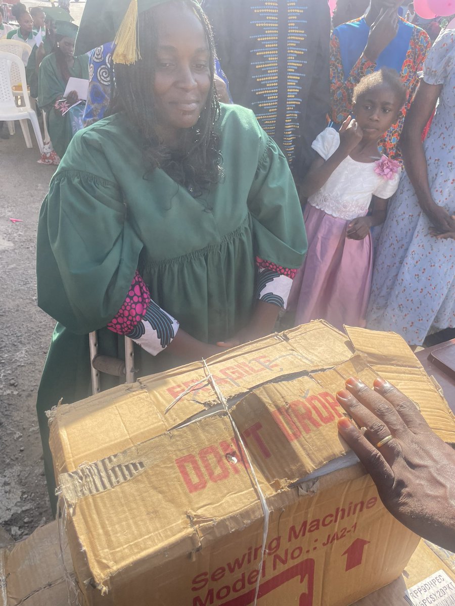 Chinda1111's tweet photo. Today the government shows itself again through the ministry of social Affairs (Limbe 1 social centre ), by assisting those suffering with disabilities and empowering the youths with work equipments which are will help them to effectively take part in nation building. https://t.co/0lY7eiSuBF