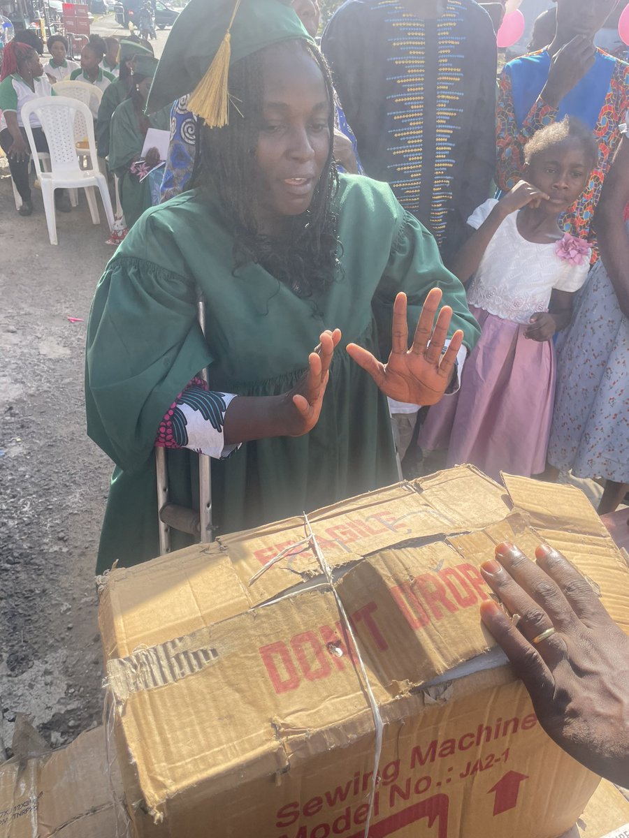 Chinda1111's tweet photo. Today the government shows itself again through the ministry of social Affairs (Limbe 1 social centre ), by assisting those suffering with disabilities and empowering the youths with work equipments which are will help them to effectively take part in nation building. https://t.co/0lY7eiSuBF