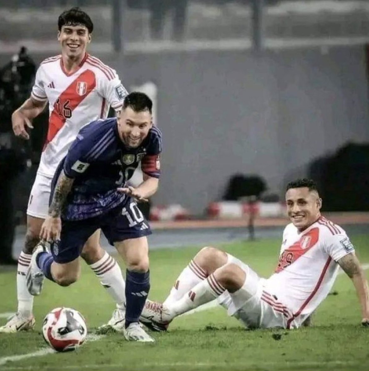 Dios santo esta foto es perfecta. Los tres riendo porque básicamente , en ese momento, no podían hacer otra cosa.