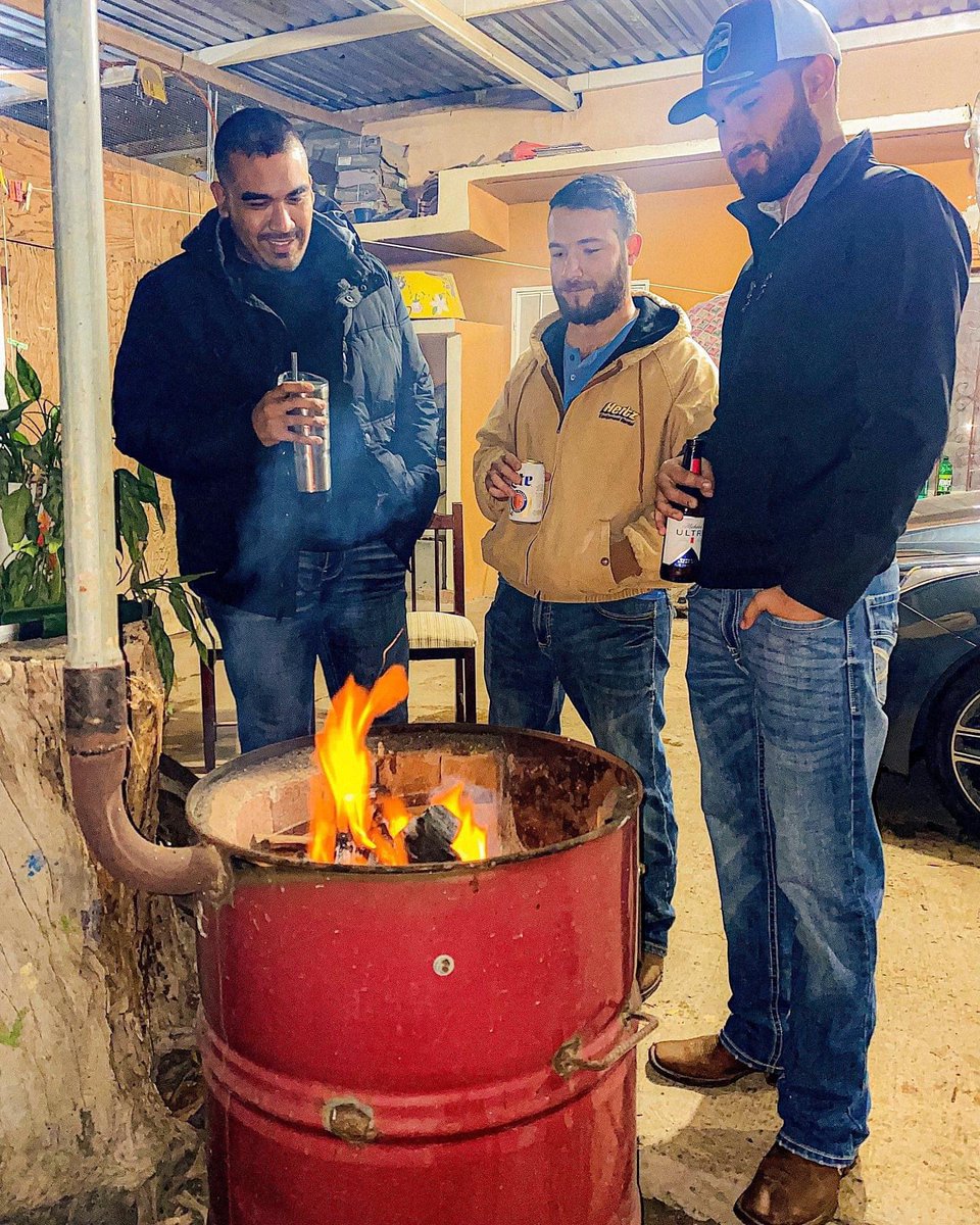 corridosybandas's tweet image. Ya se viene el clima de pistear viendo lumbre nomás a lo wey