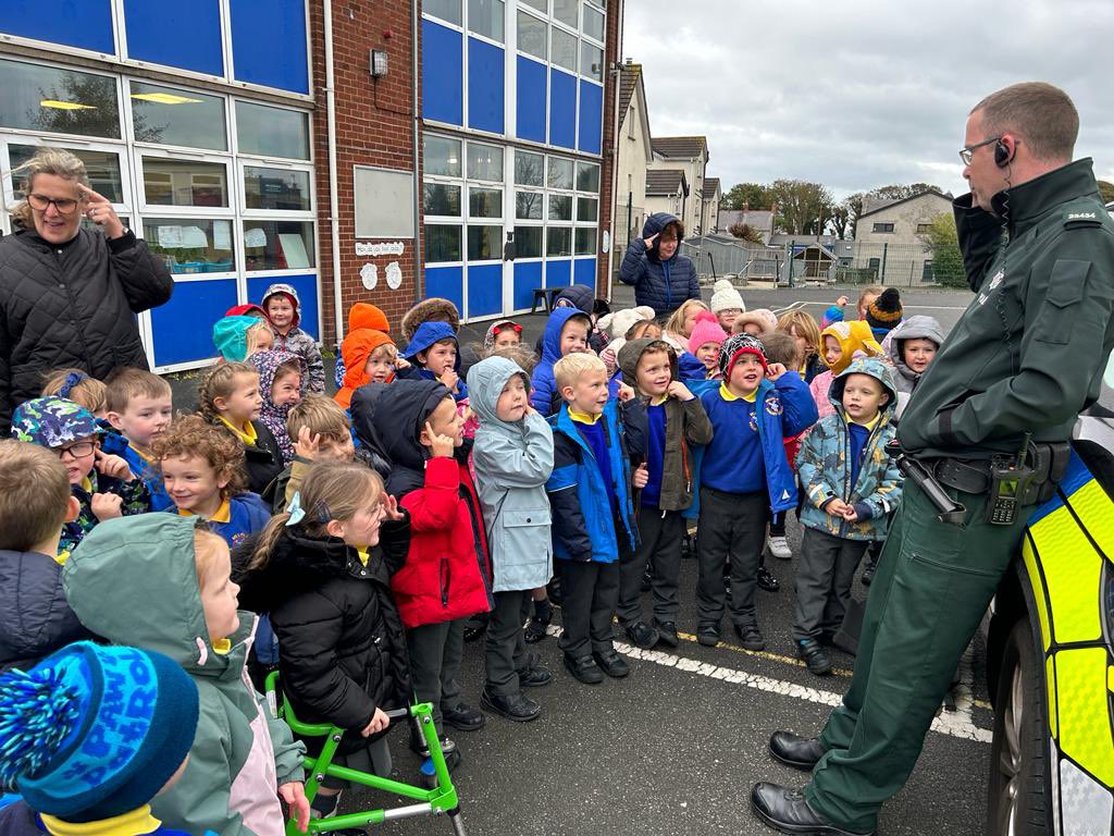 Delighted to have Constable Murray from <a href="/PSNIArdsNDown/">Police Ards and North Down</a> join us this afternoon to give our pupils some really important advice about staying safe both online and around busy roads.
