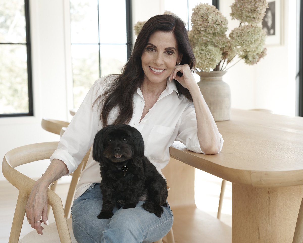 JonathanMezibov's tweet photo. Emmy Award-winning makeup artist and entrepreneur Lori Klein (pictured with Indy) wears our Fletcher Twill Shirt 🤍

Photograph by Blair Getz Mezibov

#JonathanMezibov https://t.co/mqvBagGxCF