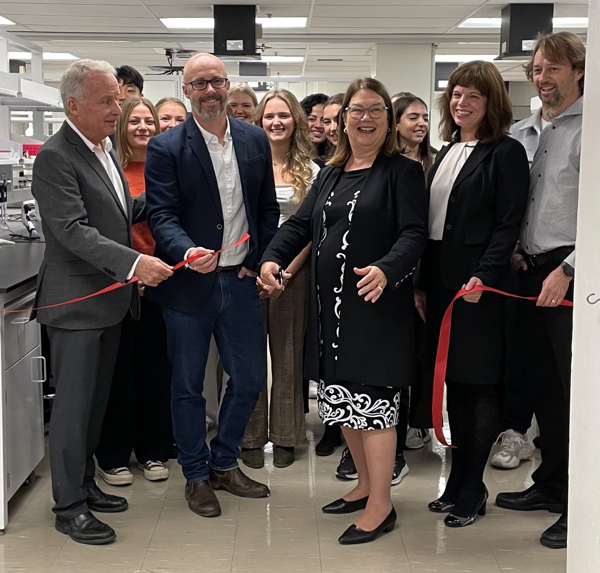 QueensUHealth's tweet photo. “The future of discovery is collaboration.” Celebrating the opening of Discovery Labs at #queensu Health Sciences #research   @ONtrainandstudy  @queensuresearch https://t.co/TLkej4yWQM