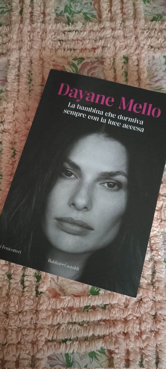 Ale89KP's tweet image. Mi è arrivato nel primo pomeriggio, sono già al sesto capitolo...❤️Un libro che ti travolge, un racconto intenso. I suoi momenti al GF, i suoi modi di fare, si comprendono leggendo questo libro e io li rivedo tutti passare nella mia mente..Dayane❤️ #mellos #DayaneMello #rosmello