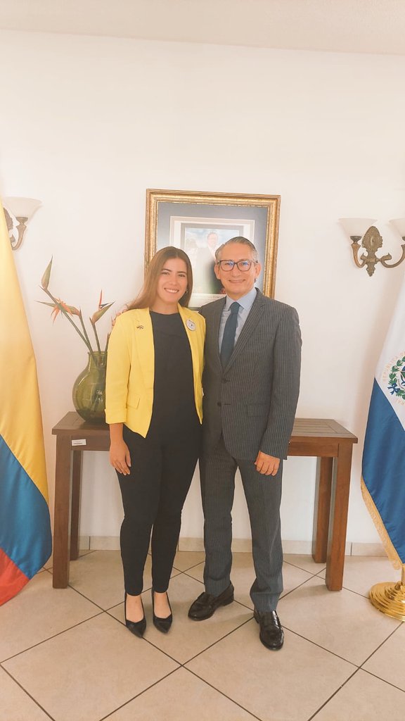 sofigrisales77's tweet photo. El día de ayer visitamos la Embajada de Colombia en El Salvador para conocer sobre su política exterior en una charla impartida por el embajador Carlos Rodríguez . Asímismo, se hizo una entrega de víveres para apoyar en sus labores de proyección social.
@EmbColES @UJMD_sv https://t.co/2UBxtc7ek2