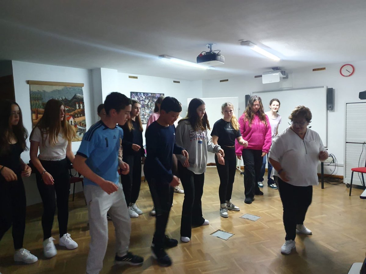 ¡Aquí estamos bailando salsa! 💃 🇪🇸 👌🏽⭐️ <a href="/sjbsurreyyear10/">@SJBYEAR10</a> @sjbsurrey