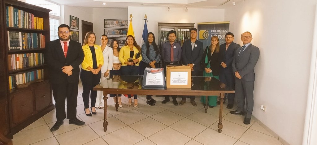 sofigrisales77's tweet photo. El día de ayer visitamos la Embajada de Colombia en El Salvador para conocer sobre su política exterior en una charla impartida por el embajador Carlos Rodríguez . Asímismo, se hizo una entrega de víveres para apoyar en sus labores de proyección social.
@EmbColES @UJMD_sv https://t.co/2UBxtc7ek2