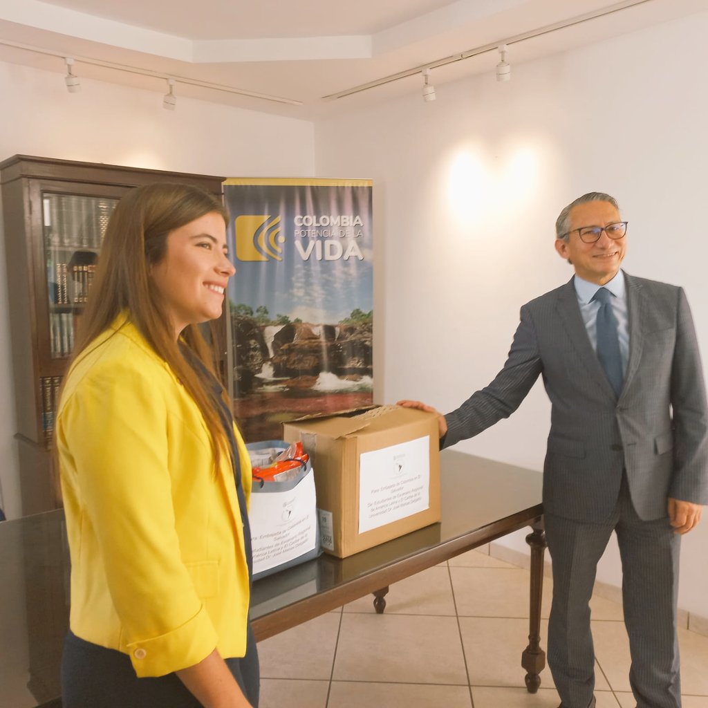 sofigrisales77's tweet photo. El día de ayer visitamos la Embajada de Colombia en El Salvador para conocer sobre su política exterior en una charla impartida por el embajador Carlos Rodríguez . Asímismo, se hizo una entrega de víveres para apoyar en sus labores de proyección social.
@EmbColES @UJMD_sv https://t.co/2UBxtc7ek2