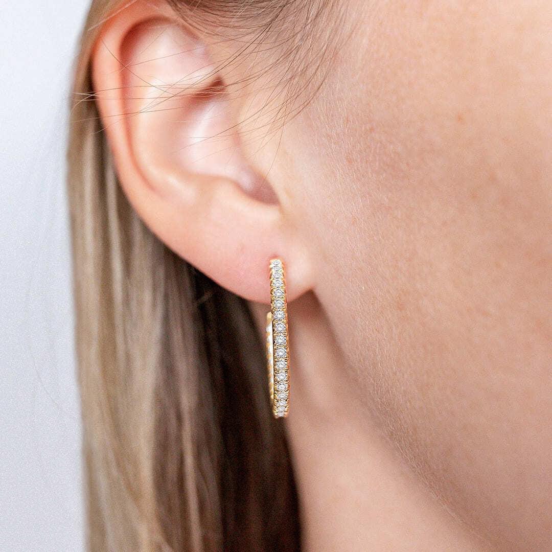 RIJewelers's tweet image. Shining bright like the sun ☀️💎 #diamondhoops #rijewelers #fashion #jewelry #memphis