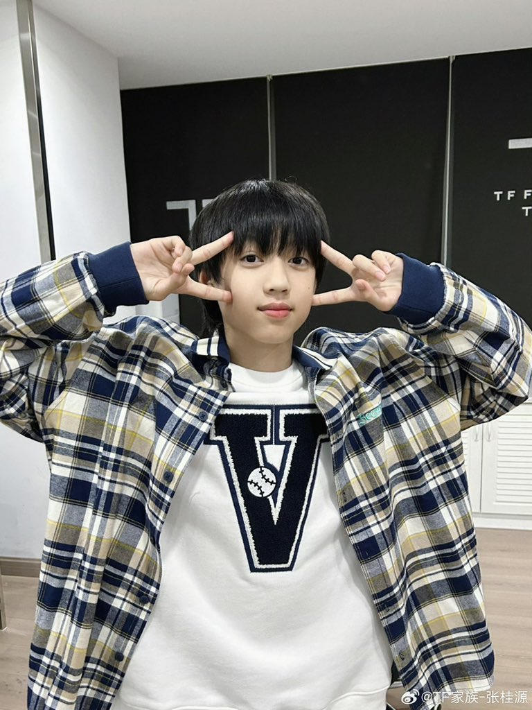 ZGY_Fansclub's tweet photo. ［19/10/2023New Moments From Weibo cr.@ TF家族-张桂源]

略有些忙碌的一周竟匆匆地就要过去了，明天的运动会也要加油👍

Original link：https://t.co/JiP1CP2pun

#ZhangGuiyuan #TFgen4 #TFfamily https://t.co/dXWlNcjC36