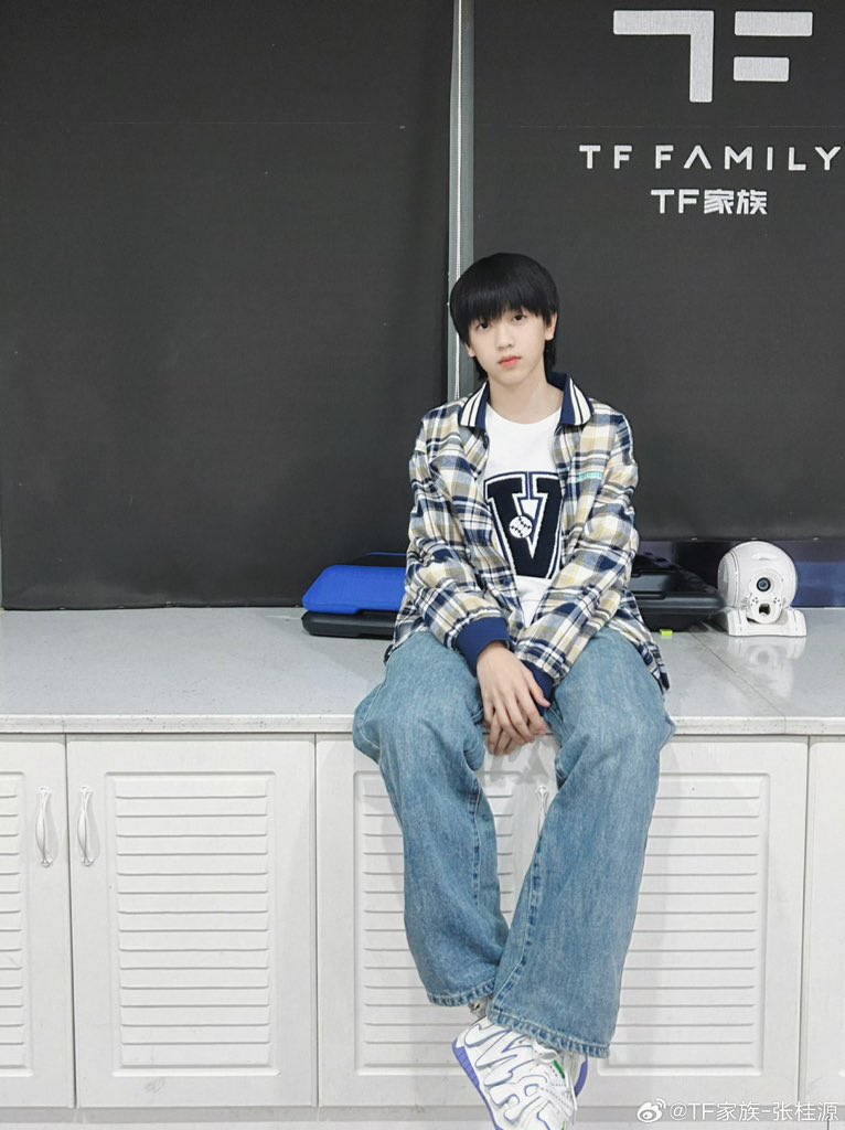 ZGY_Fansclub's tweet photo. ［19/10/2023New Moments From Weibo cr.@ TF家族-张桂源]

略有些忙碌的一周竟匆匆地就要过去了，明天的运动会也要加油👍

Original link：https://t.co/JiP1CP2pun

#ZhangGuiyuan #TFgen4 #TFfamily https://t.co/dXWlNcjC36