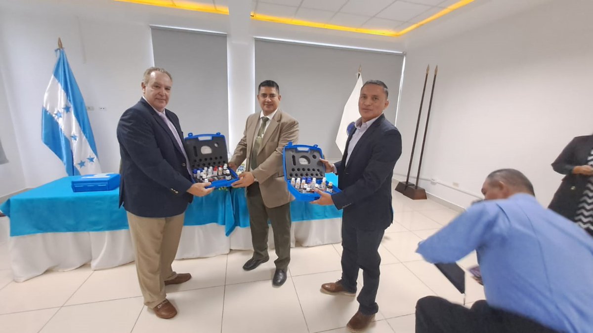UNODC_ROPAN's tweet photo. #Honduras I El programa #GlobalSMART entregó 20 kits de detección de drogas sintéticas y 20 kits de precursores químicos a instituciones de aplicación de la ley con el fin de fortalecer la capacidad de detección de estas sustancias en puertos, aeropuertos y fronteras. 🙏@CanadaFP https://t.co/Fwo2IiktaP