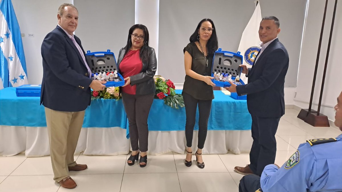 UNODC_ROPAN's tweet photo. #Honduras I El programa #GlobalSMART entregó 20 kits de detección de drogas sintéticas y 20 kits de precursores químicos a instituciones de aplicación de la ley con el fin de fortalecer la capacidad de detección de estas sustancias en puertos, aeropuertos y fronteras. 🙏@CanadaFP https://t.co/Fwo2IiktaP