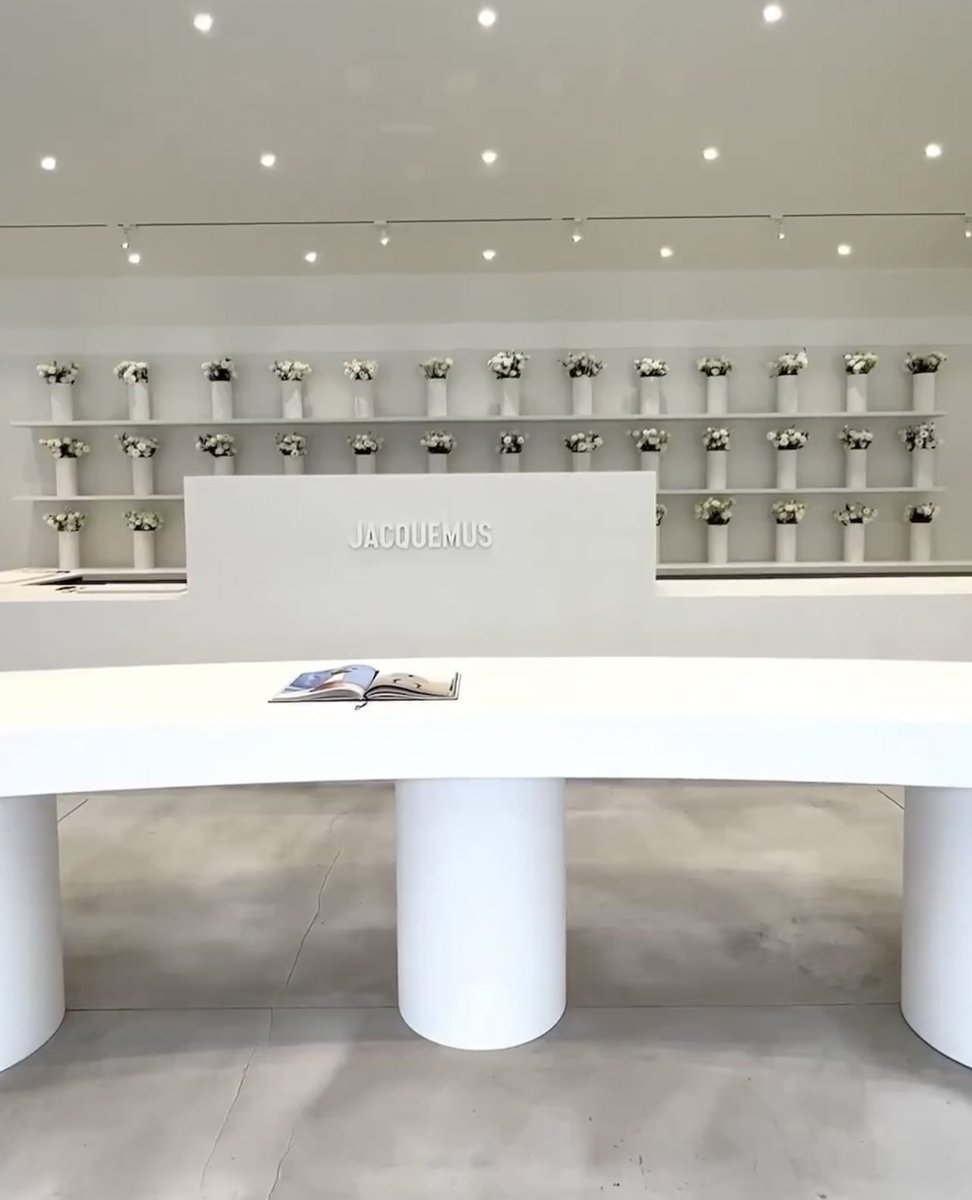 StreetFashion01's tweet photo. Jacquemus opens their Café Fleurs installation in Seoul, Korea!🖤 https://t.co/PcNTuDcHQ8