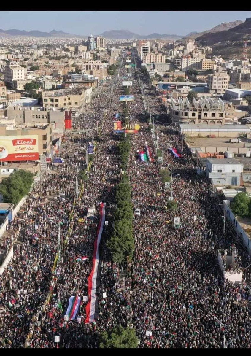 ME_Observer_'s tweet image. ⚡️Aerial photos of the #Yemeni human flood during the mobilization and mobilization march in support of the #Palestinian people in the capital, Sana’a.