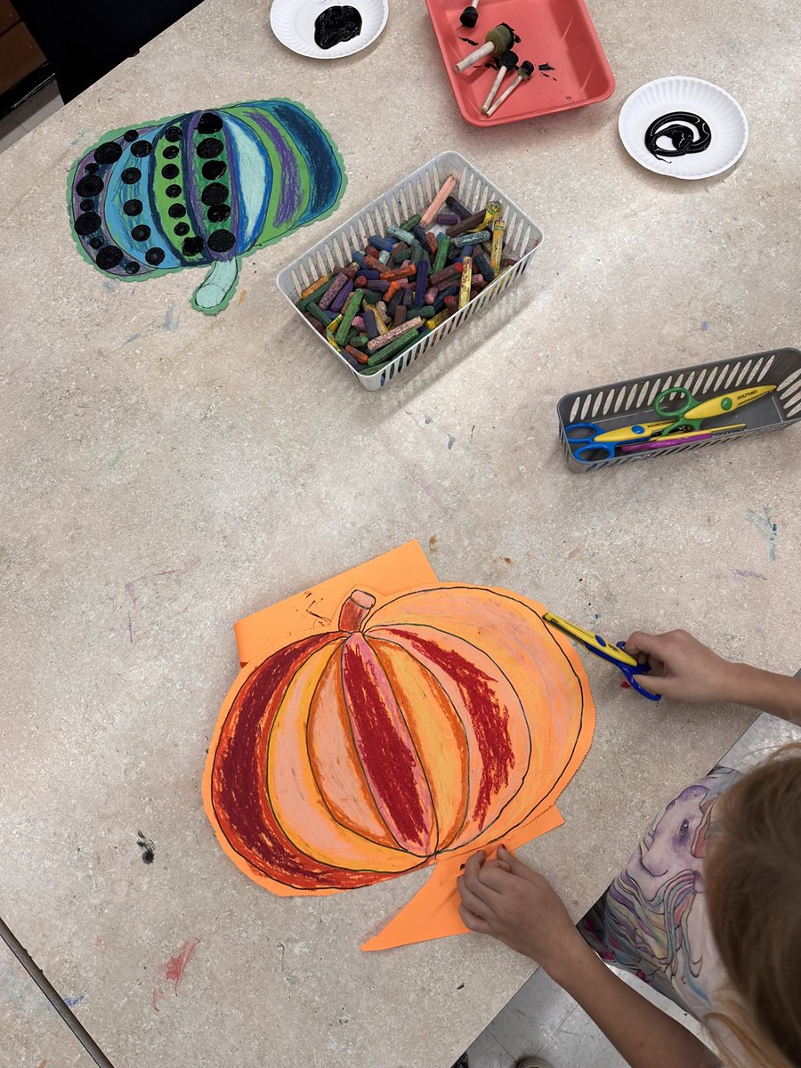 MtViewArtRoom's tweet photo. Inspired by the artist Yayoi Kusama! 🎃⚫️🎨  @AddessoMurphy @MtView07836 @melandyk @JOlsyn1109 https://t.co/VU3Y1pyo6i