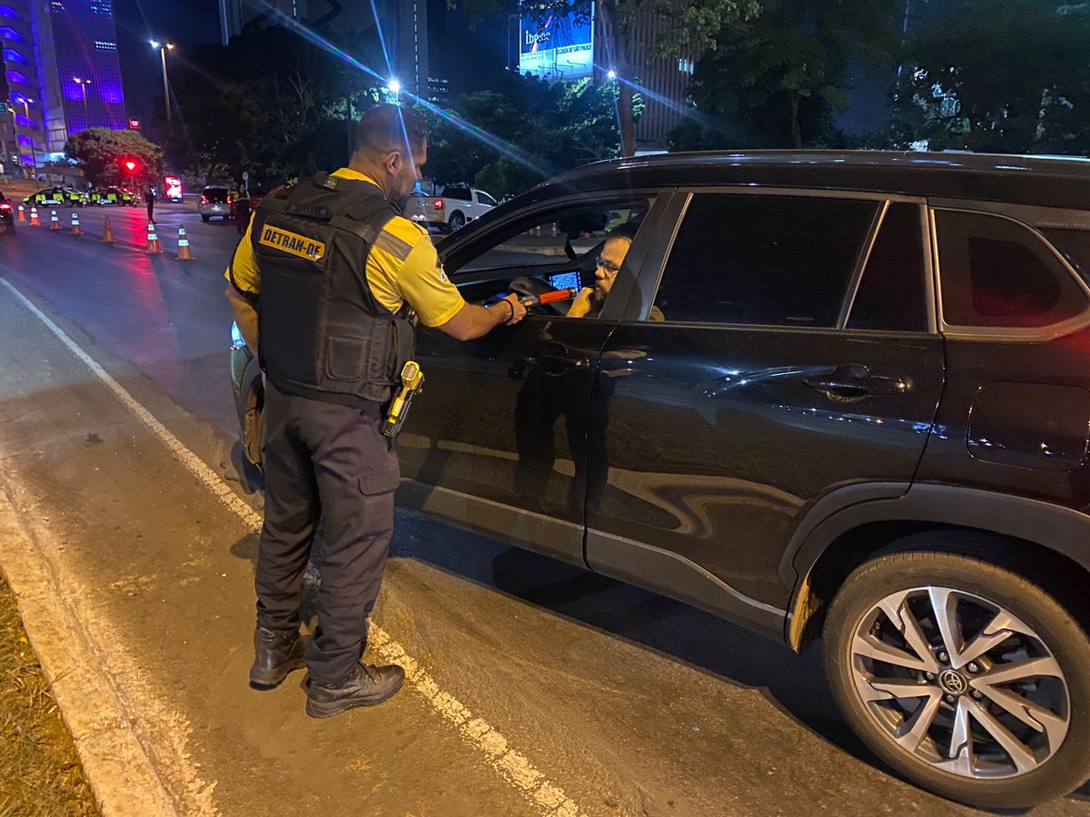 detrandfoficial's tweet image. Nesta quinta-feira (19), o #DetranDF, com o apoio da #PMDF, efetuou 151 abordagens para coibir alcoolemia e reduzir os acidentes de trânsito na Asa Sul, Recanto das Emas e Paranoá.
Foram flagradas 44 alcoolemias, 4 condutores inabilitados, 5 escapamentos alterados e 14 remoções.