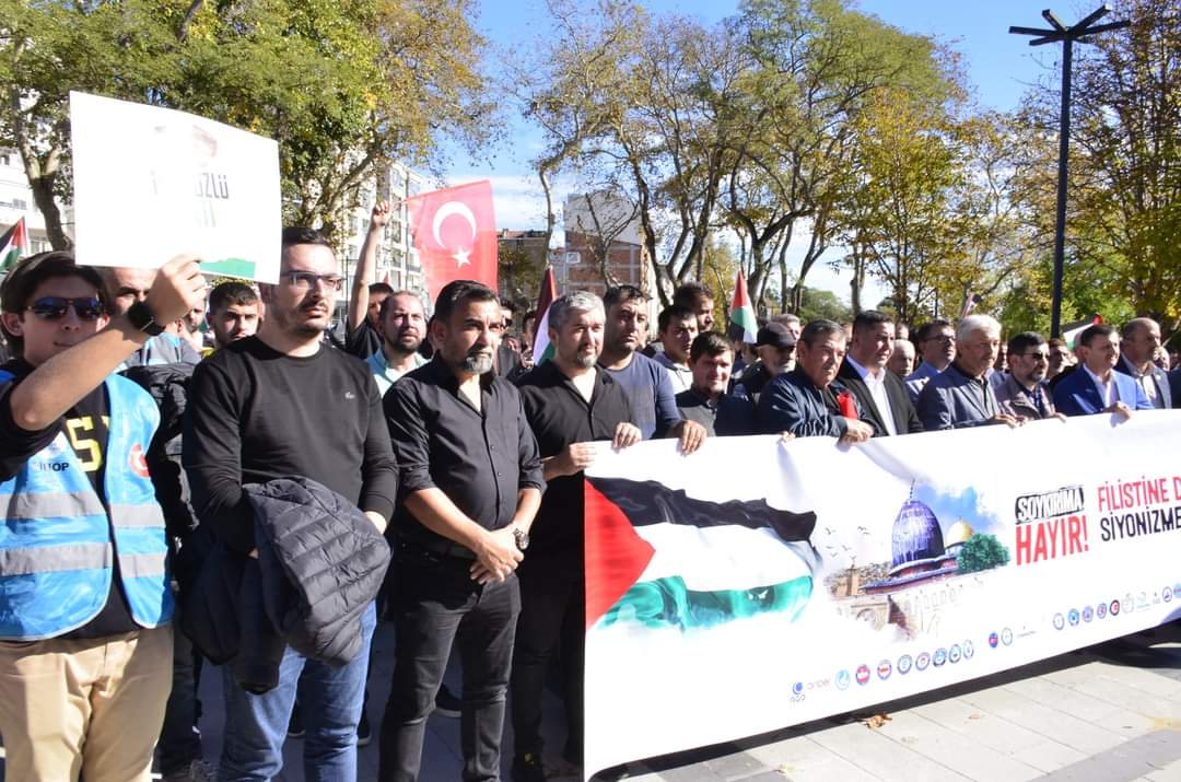 "Kudüs işgal altındayken ben nasıl gülebilirim  ki?"
Selahttin Eyyübi

Terör devleti İsrail tarafından yapılan saldırılarda hayatını kaybeden şehitler için gıyabi cenaze namazı kılarak dua ettik.
Rabbim mekanlarını Cennet eylesin.