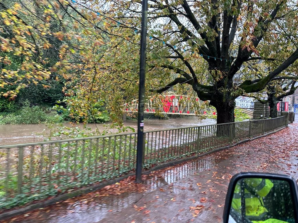 1/2
#FLOODS | Major incident declared. Please do *not* drive or go near floodwater.

#FloodWarnings:
River Wye at Litton Mill, Ashford, Wyebank and Milford, Bakewell
River Derwent at Darley Dale, Baslow, Grindleford, Hathersage, Chatsworth, Calver, Churchtown and Northwood...