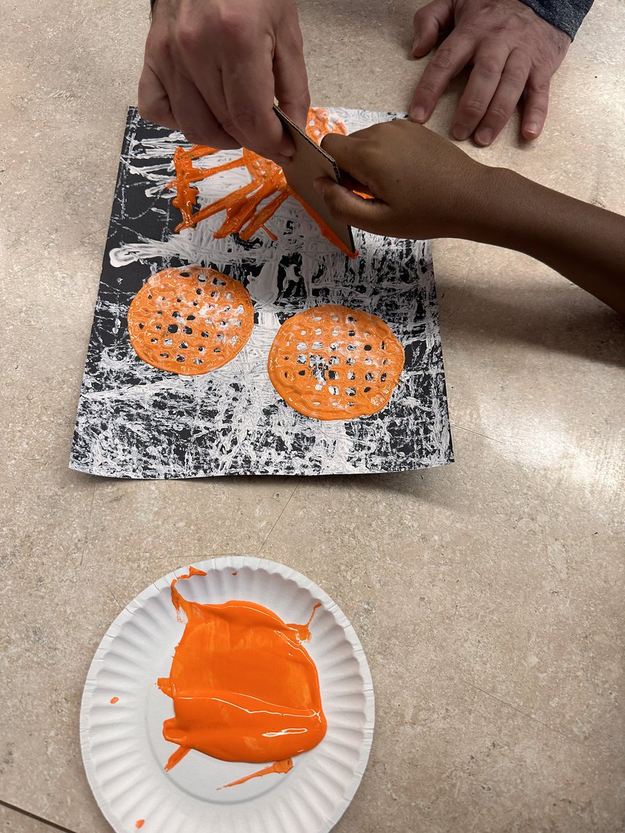 MtViewArtRoom's tweet photo. WINN time in the art room! Marble painted spider webs and potato masher spiders! So fun 🕷️🕸️🎨🤩 @JBeneMOTSD @MrsF_MtView @MtView07836 @melandyk @JOlsyn1109 https://t.co/P73M4BpsxK